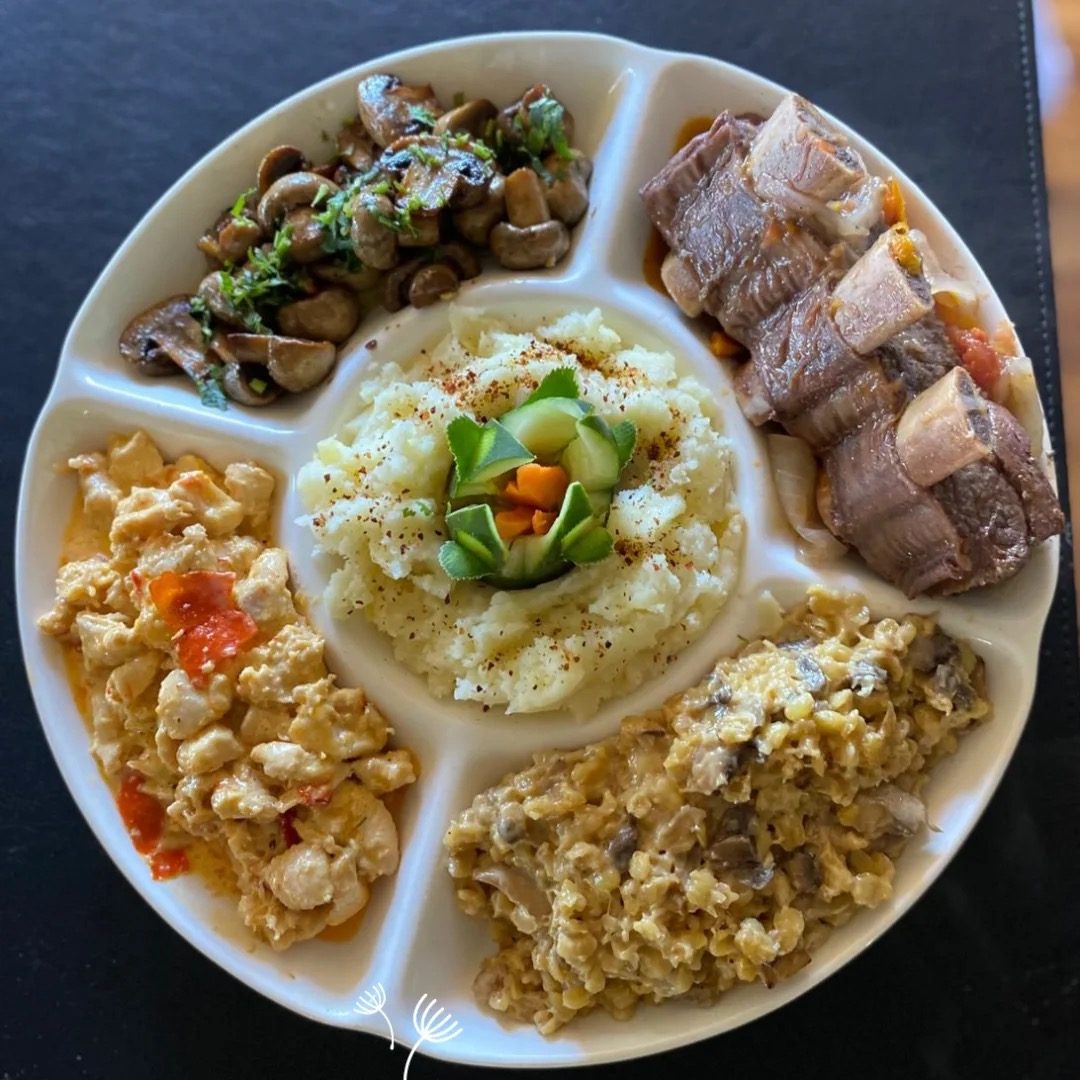 Plato de degustación casero con costillar, pollo, puré y verduras