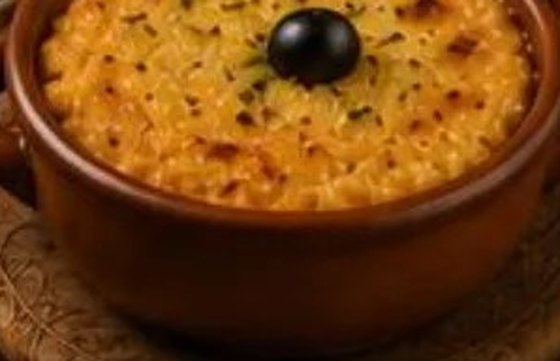 Pastel de choclo en pocillo de greda con aceituna
